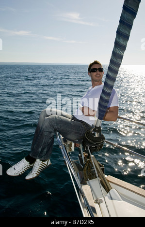 Un uomo seduto sulla prua di una barca Foto Stock