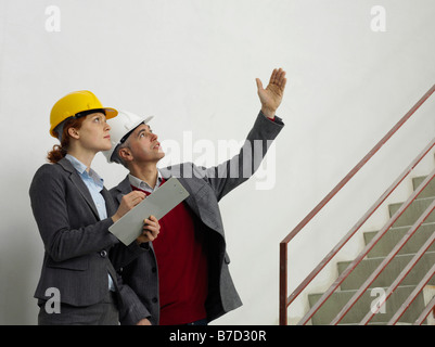 Due architetti che lavorano su un sito in costruzione Foto Stock