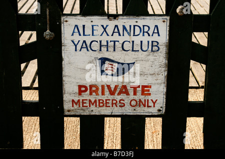 Un segno di Southend, Essex, annunciando 'Alexandra Yacht Club - Private, membri solo'. Foto Stock