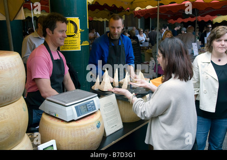 Pressione di stallo di formaggio al mercato di Borough, Londra Foto Stock