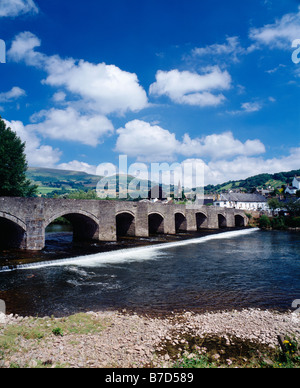 Ponte stradale Crickhowell sul fiume Usk nel parco nazionale Bannau Brycheiniog (Brecon Beacons), Crickhowell, Powys, Galles del Sud. Parte delle Black Mountains, tra cui Table Mountain, può essere vista dietro il ponte. Foto Stock