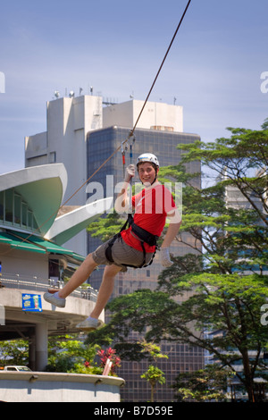 Giovane uomo su un zipline Foto Stock