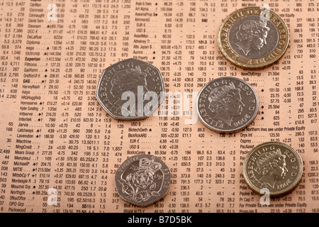 Selezione del Regno Unito british sterling monete seduti sulla condivisione di informazioni in una copia del Financial Times Foto Stock