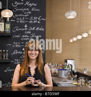 Cameriera pronto a prendere fine Foto Stock