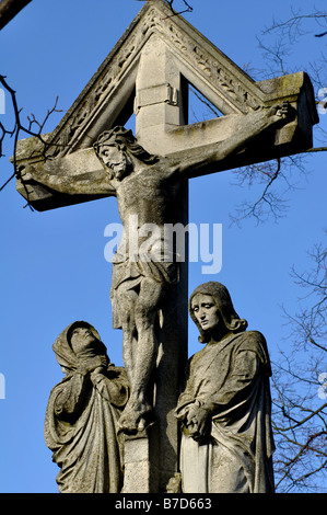 Crocifisso sul Memoriale di guerra St Mary's sagrato, Moseley, Birmingham, Inghilterra, Regno Unito Foto Stock