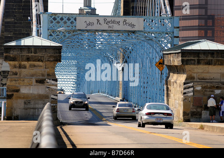 Auto cross lo storico John Roebling un ponte sopra il fiume Ohio tra il Kentucky e Ohio Foto Stock