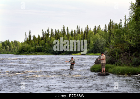 La pesca in fiume Ounasjoki, Finlandia e Lapponia Foto Stock