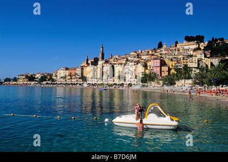 La città di Mentone è rivolta verso il mare in estate Foto Stock