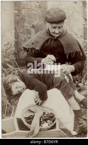 Cartolina originale edoardiana di pantaloni di vecchia donna che daranno il ragazzo - con le parole 'la sua unica coppia' di E. Bragg, Redruth, Cornovaglia, Regno Unito circa 1907. Foto Stock