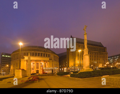 Gran Bretagna, Manchester, Piazza San Pietro, la Biblioteca Centrale e Memoriale di guerra Foto Stock