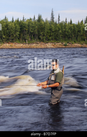 La pesca in fiume Ounasjoki, Finlandia e Lapponia Foto Stock