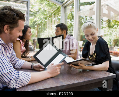 Gli uomini e le donne più di parlare di menu Foto Stock