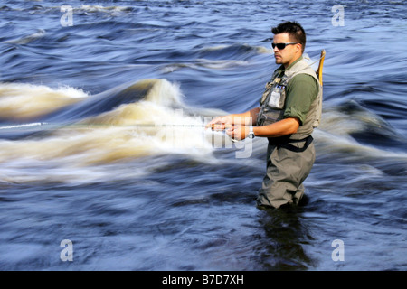 La pesca in fiume Ounasjoki, Finlandia e Lapponia Foto Stock