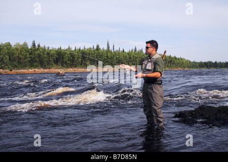 La pesca in fiume Ounasjoki, Finlandia e Lapponia Foto Stock