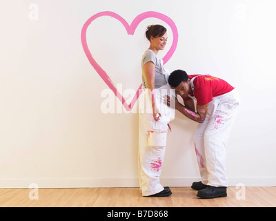 L uomo ascolta le ragazze incinte pancia. Foto Stock