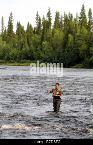 La pesca in fiume Ounasjoki, Finlandia e Lapponia Foto Stock