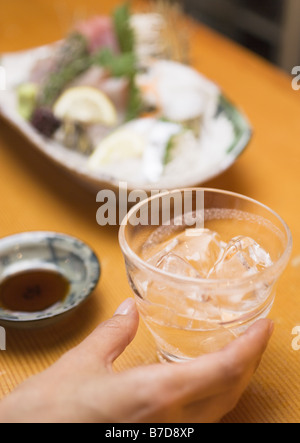 Bevande alcoliche distillate a fianco di Sashimi Foto Stock