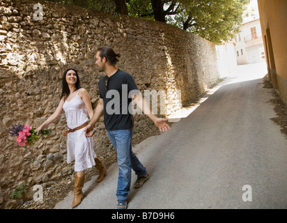 L uomo e la donna a piedi e tenendo le mani Foto Stock