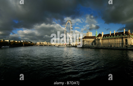 Un meraviglioso paesaggio drammatico del London eye presi da Westminster Bridge di Londra. Foto di Patrick patricksteel in acciaio Foto Stock