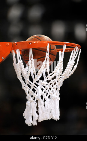 Sfera cada nel Basketball hoop, serie immagine 6/7 Foto Stock