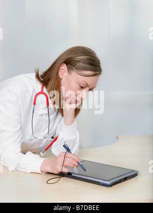 Medico donna utilizzando un tablet pc Foto Stock
