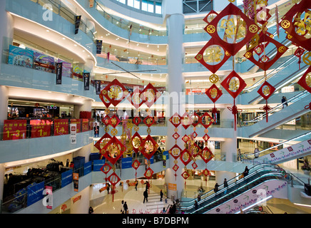 Atrio Interno di APM moderno centro commerciale su Wangfujing street nel centro di Pechino Foto Stock