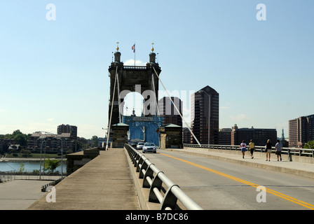 Auto e pedoni attraversano il centro storico di John Roebling un ponte sopra il fiume Ohio tra il Kentucky e Ohio Foto Stock