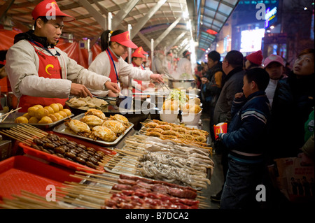 I fornitori in un cibo in stallo la Donghuamen street night market alimentare a Pechino 2009 Foto Stock