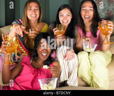 Le donne di guardare la televisione Foto Stock