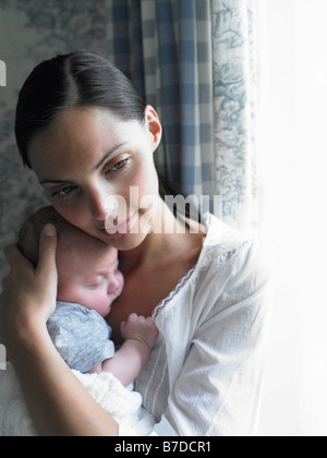 La madre e il bambino dalla finestra Foto Stock