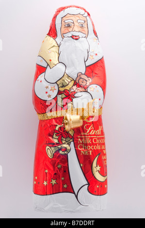 Una chiusura di una cioccolata Babbo Natale (santa claus) girato su sfondo bianco Foto Stock