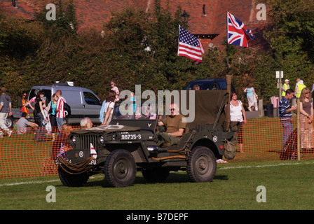 US Army jeep mimetizzata camouflage open top vecchio villaggio biddenden spettacolare giornata fuori in Kent England Regno Unito Europa Foto Stock