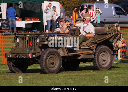 US Army jeep mimetizzata camouflage open top vecchio villaggio biddenden spettacolare giornata fuori in Kent England Regno Unito Europa Foto Stock