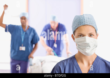 Un ritratto di una donna chirurgo Foto Stock