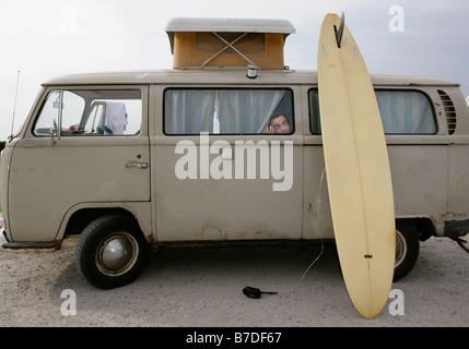 Uomo che guarda fuori del camper Foto Stock