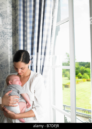 La madre e il bambino dalla finestra Foto Stock