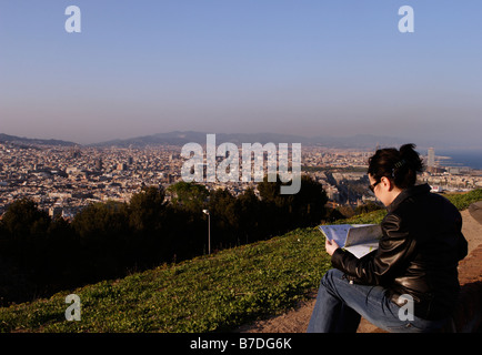 Tourist guarda una mappa sovrastante la città di Barcellona Foto Stock