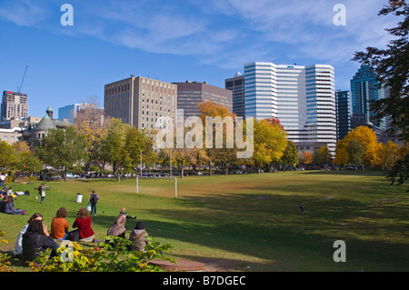 Gli studenti del campus della McGill University di Montreal, con il centro cittadino di Montreal in background Foto Stock