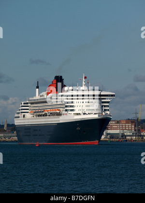 Cunard la Queen Mary 2 lasciando Southampton il 22 ottobre 2008 Foto Stock