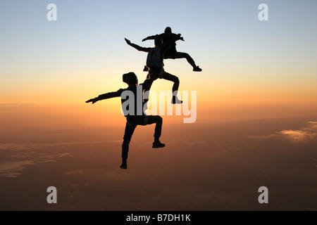 Cielo subacquei cadendo da un piano al tramonto Foto Stock