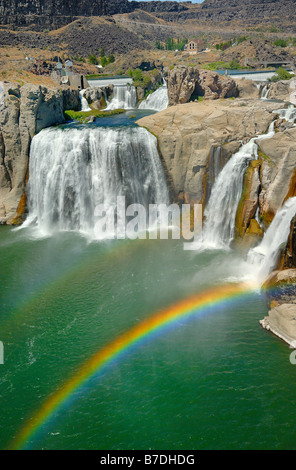 Shoshone Falls e un arcobaleno nella cittadina di Twin Falls in Idaho, Stati Uniti d'America. Formato verticale Foto Stock