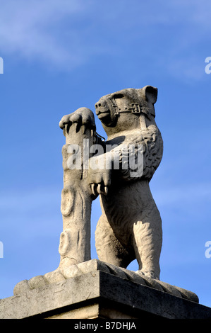 Orso e Ragged personale al gate di Edgbaston Cricket Ground, Birmingham, Inghilterra, Regno Unito Foto Stock