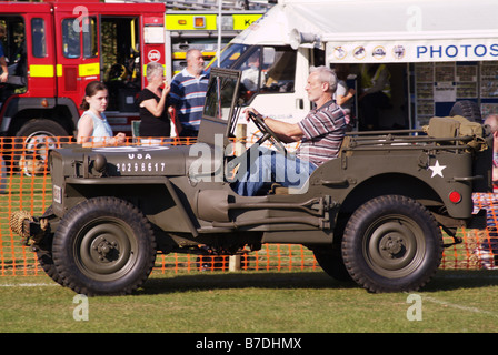 US Army jeep mimetizzata camouflage open top vecchio villaggio biddenden spettacolare giornata fuori in Kent England Regno Unito Europa Foto Stock