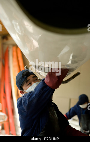 Lavoratore facendo kayak a Shanghai in Cina Foto Stock