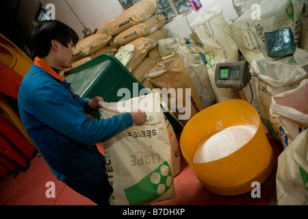 Lavoratore facendo kayak a Shanghai in Cina Foto Stock