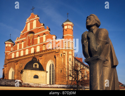 Statua del poeta polacco Adam Mickiewicz di fronte Bernardino Chiesa di Vilnius Lituania Foto Stock