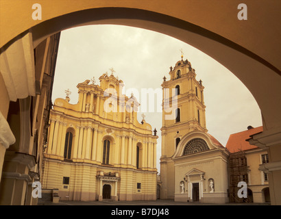 San Giovanni la Chiesa al Grande cortile noto anche come Skarga Courtyard all'università di Vilnius Lituania Foto Stock