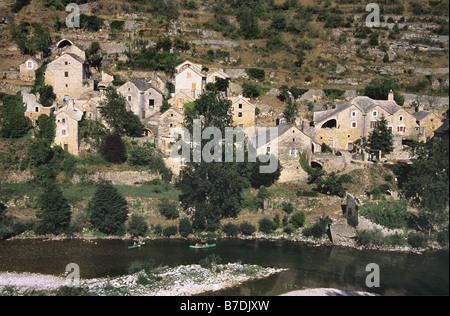 Case di pietra a Hauterives, un borgo restaurato con Nessun accesso stradale, sulla riva sinistra del fiume Tarn, Gorges du Tarn, Lozère,Francia Foto Stock