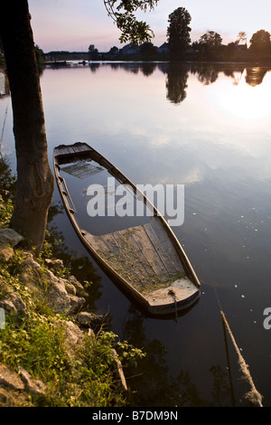 Barca a galla sul fiume Cher a Savonnieres, Indre et Loire, Valle della Loira, Francia Foto Stock