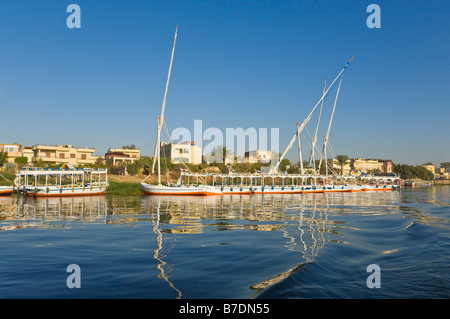 Decorazioni tradizionali taxi barche a motore ormeggiata sulla sponda ovest del Nilo vicino a Luxor Egitto Medio Oriente Foto Stock